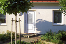 Haustür mit geschwungenem Fenster