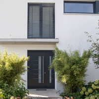 Elegante Außentür mit Fenster