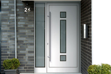 Pforte mit eleganter Verglasung und Aluminiumverzierung