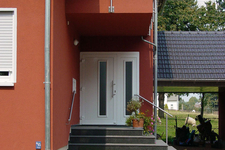 Haustür mit schmalem Milchglas-Fenster