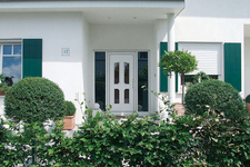 Haustür mit elegantem viergeteilten Fenster