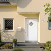 Haustür weiß mit Metallgriff kaufen
