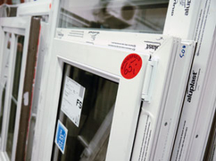 In unserem Fenster- und Türenlager können Sie Ihre neue Tür oder das Fenster sofort mitnehmen