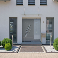 Haustür grau mit geschwungenem Metallgriff