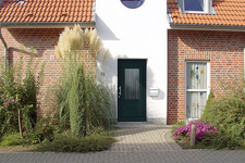 Haustür mit großem Milchglasfenster