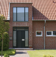 große Haustür mit zwei Sichtfenstern