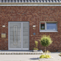 Moderne Haustür weiß mit Seitenteil und Glasfüllung kaufen