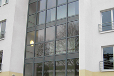 Moderne Treppenhausverglasung grau