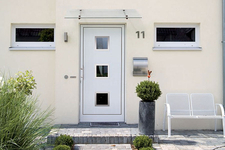 Haustür Modell mit drei eckigen Glasfenstern