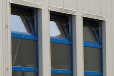 Hallenfenster mit kippbarem Oberlicht & blauem Rahmen