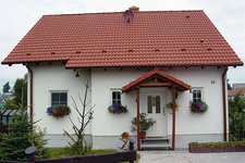 Weiße Haustür und Fenster mit Fensterkreuz