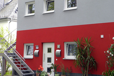 Eingangstür mit drei kleinen Fenstern