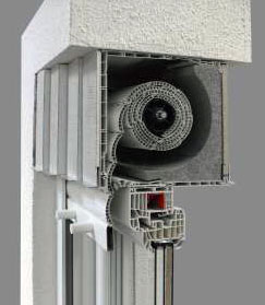 Querschnitt durch ein Fenster mit eingebauten Rollladen